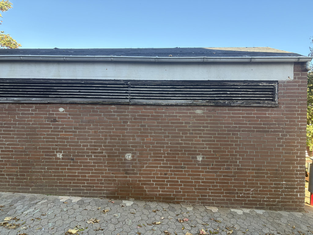 Die im R&uuml;ckbau befindliche Trafostation am Bunkerein-ausgang Oberland auf Helgoland.