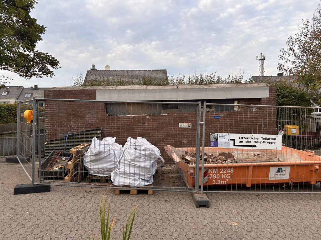 Die im R&uuml;ckbau befindliche Trafostation am Bunkerein-ausgang Oberland auf Helgoland.