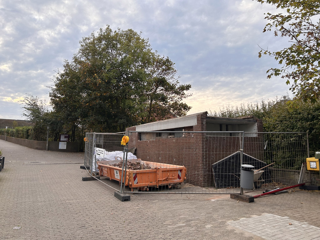 Die im R&uuml;ckbau befindliche Trafostation am Bunkerein-ausgang Oberland auf Helgoland.