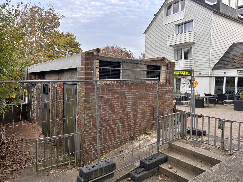 Die im R&uuml;ckbau befindliche Trafostation am Bunkerein-ausgang Oberland auf Helgoland.