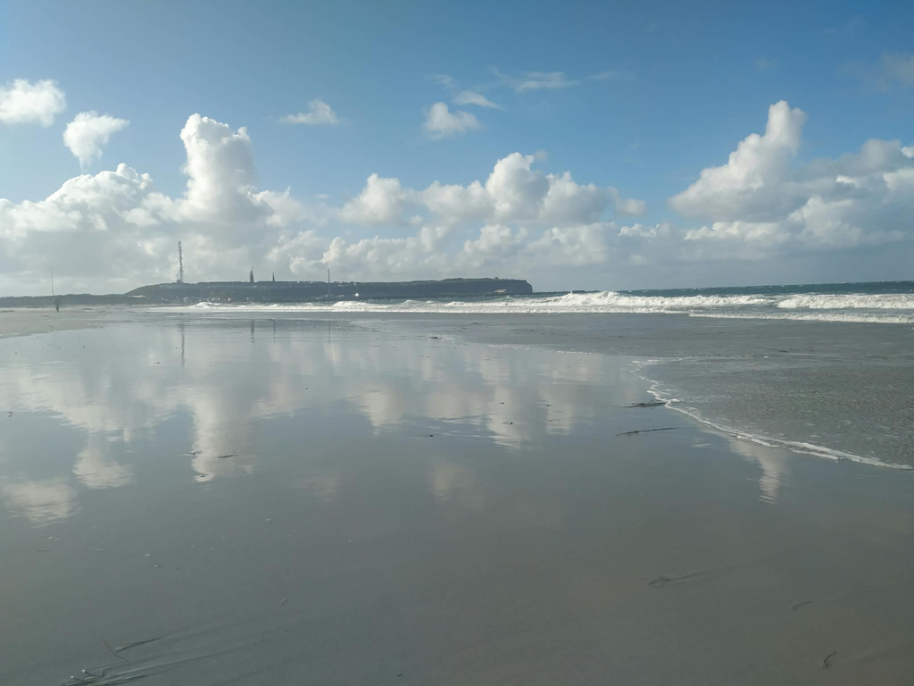 Helgoland bei Sturm vom Nordstrand der D&uuml;ne gesehen.