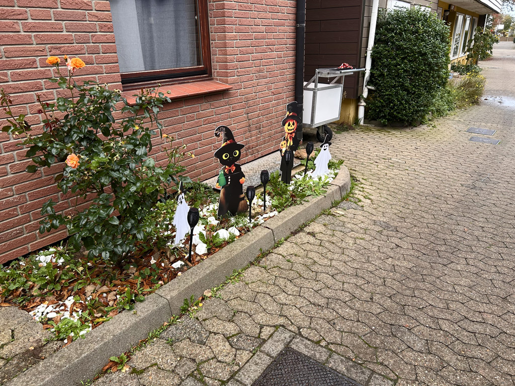 Hexen- und Geisterfiguren in einem Helgol&auml;nder Vorgarten.