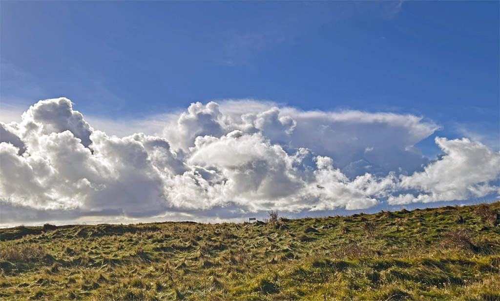 Eindrucksvoller Wolkenhimmel westlich Helgolands.