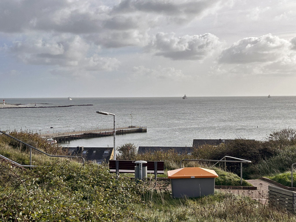 3 Schiffe liegen s&uuml;d&ouml;stlic der D&uuml;ne vor Anker.