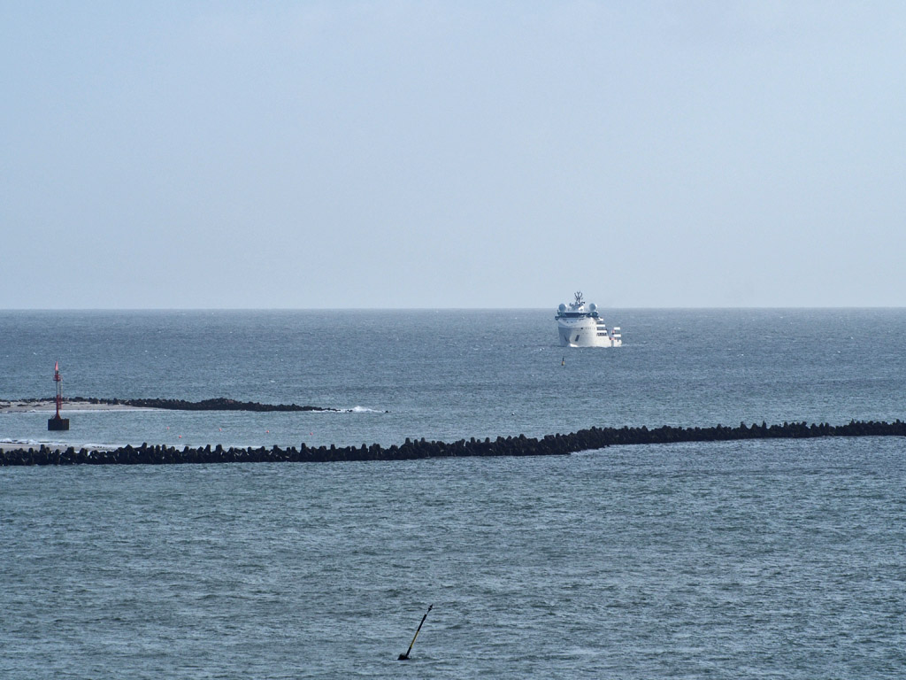 Die L-Symphony vor Anker bei Helgoland.