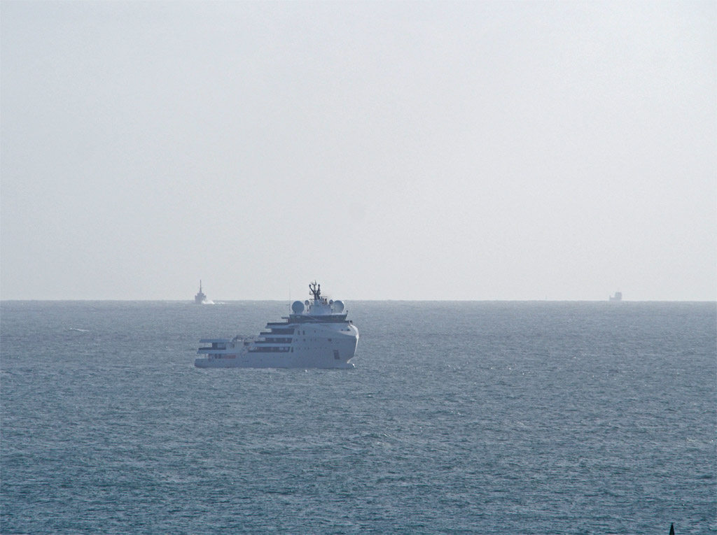 Die L-Symphony vor Anker bei Helgoland.