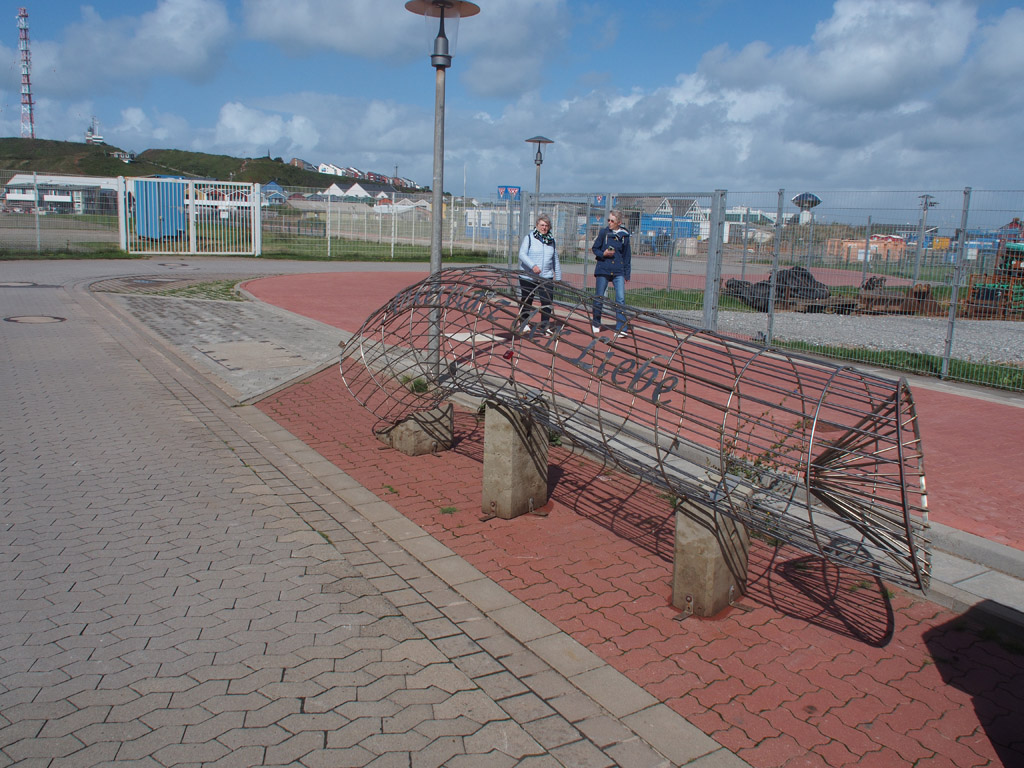 Die Reuse "Ankerplatz der Liebe" auf Helgoland als Ger&uuml;st f&uuml;r sogenannte Liebesschl&ouml;sser.