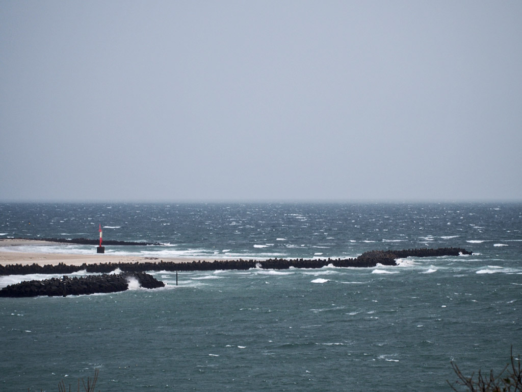 Aufgew&uuml;hltes Meer bei Steifem Wind vor dem S&uuml;dstrand der D&uuml;ne vom Falm aus gesehen.