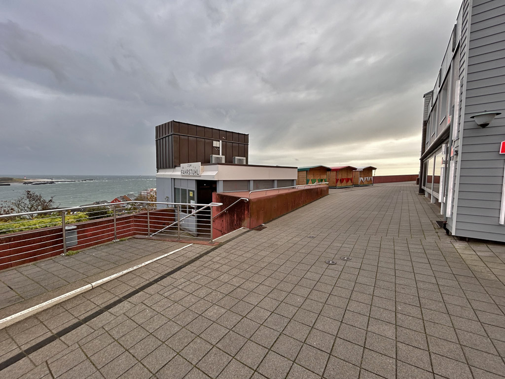 Drei Holzbuden s&uuml;dlich des Fahrstuhls am Falm auf Helgoland.