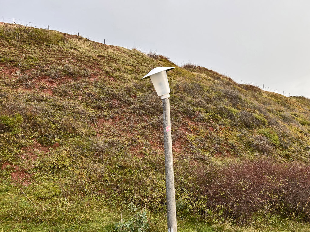 Der Lampenschirm einer Stra&szlig;enlaterne am Autoberg ist von Orkanb&ouml;en umgeknickt worden.