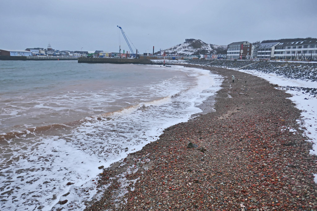 Oststurm &uuml;ber viele Tage hat Ger&ouml;ll am S&uuml;dstrand Helgolands freigelegt.