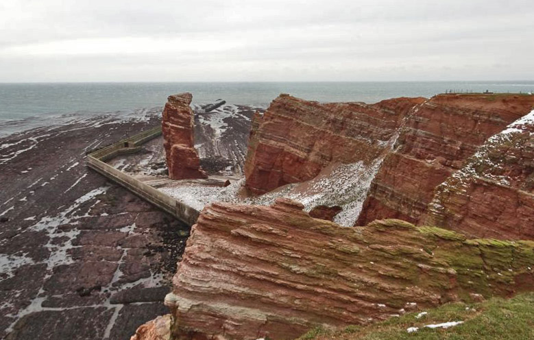 Das Felswatt an Helgolands Westseite ist bei extremen Niedrigwasser freigefallen.