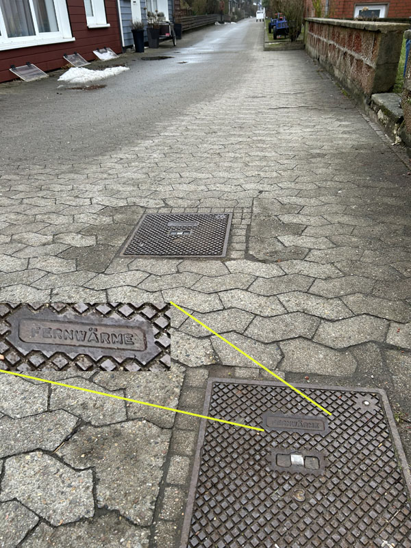 Eine Stra&szlig;e auf Helgoland ist in einem schmalen Bereich der L&auml;nge nach trocken, der Rest der Stra&szlig;e ist nass.