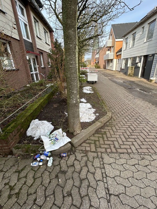 Zerrissene Altglast&uuml;te und herumrollende Altglasflaschen am Stra&szlig;enrand auf Helgoland 