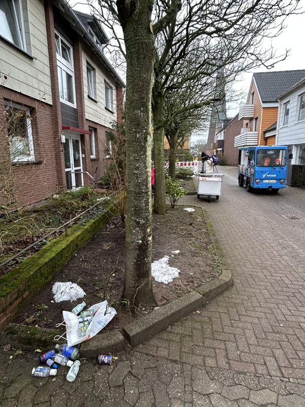 Zerrissene Altglast&uuml;te und herumrollende Altglasflaschen am Stra&szlig;enrand auf Helgoland 