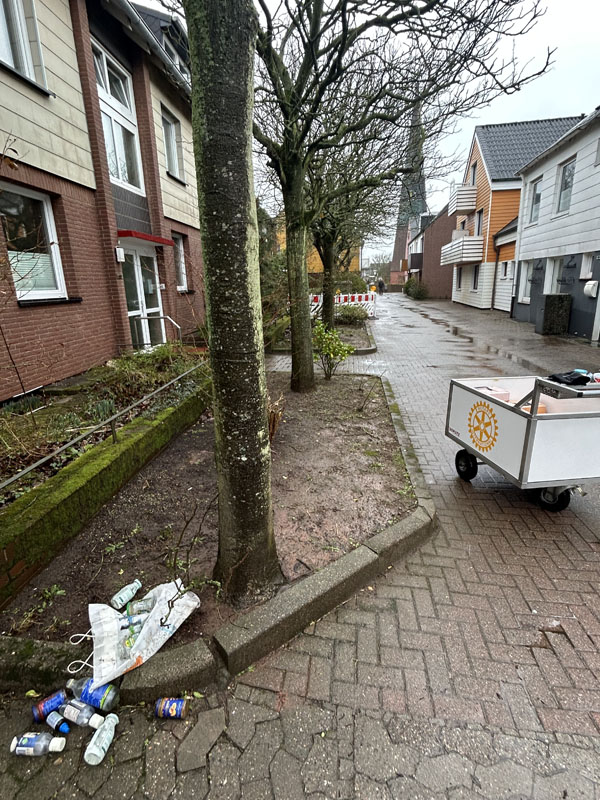 Zerrissene Altglast&uuml;te und herumrollende Altglasflaschen am Stra&szlig;enrand auf Helgoland 