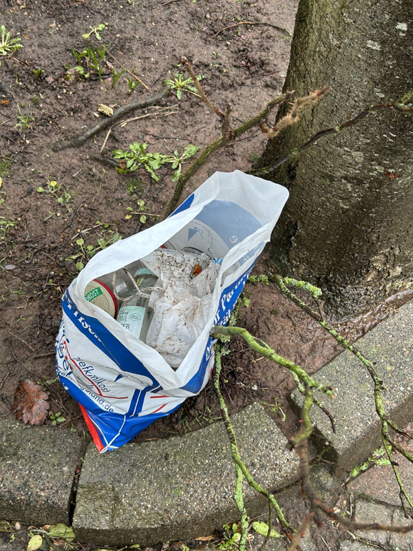 Zerrissene Altglast&uuml;te und herumrollende Altglasflaschen am Stra&szlig;enrand auf Helgoland 