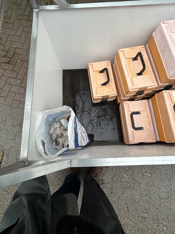 Blick in eine Hand-Transportkarre auf Helgoland 