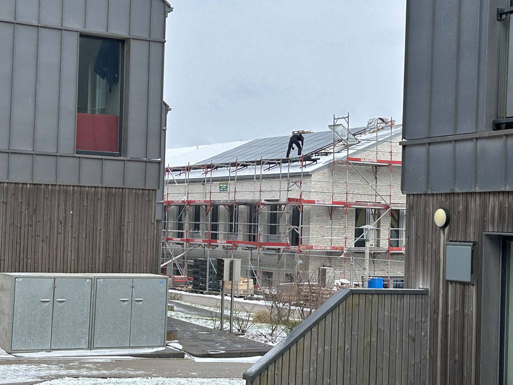 Installation einer Solaranlage auf der in Bau befindlichen neuen Kindertagesst&auml;tte.