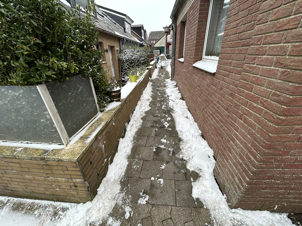 Eine vom Schnee ger&auml;umte Gasse auf Helgoland.