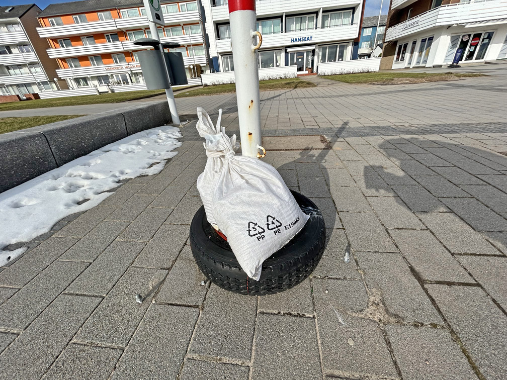 Der Standort des abgebauten und zur Reparatur verschickten Blindentastmodells an der Landungsbr&uuml;cke auf Helgoland.