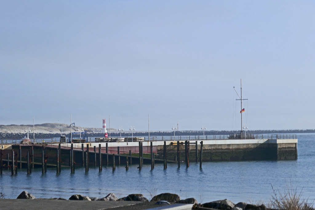 Halbmast Beflaggung mit der Deutschlandflagge auf der Landungsbr&uuml;cke auf Helgoland.