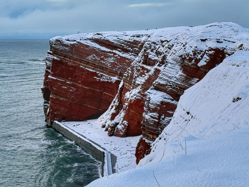Entlang Helgolands verschneiter Westseite fotografiert