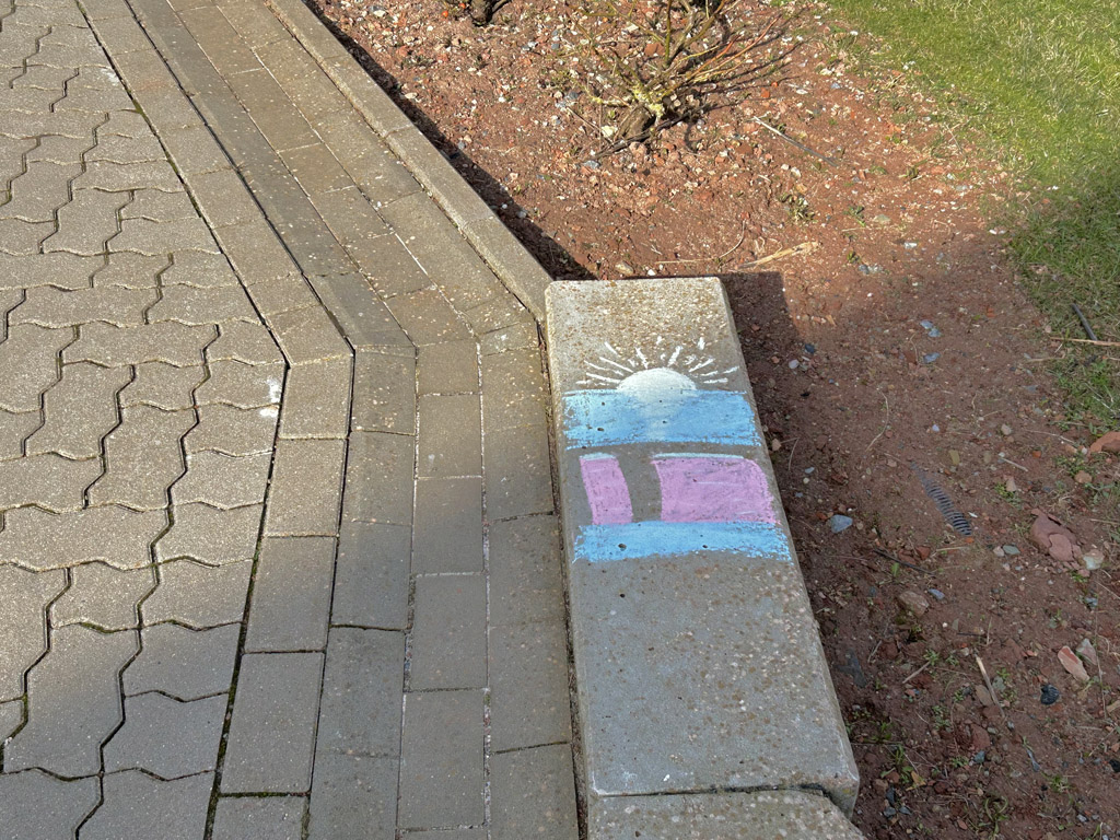 eine Stra&szlig;enmalerei auf Helgohand zeigt die auf- oder untergehende Sonne.