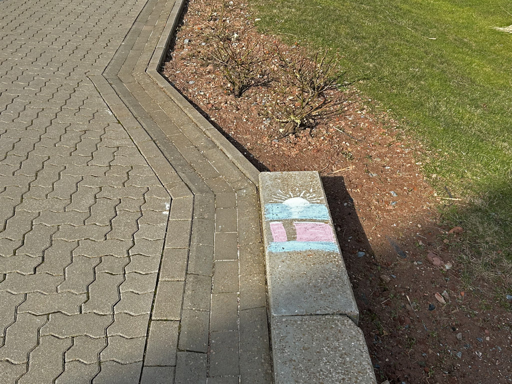 Eine Stra&szlig;enmalerei-Miniatur von Helgolands Westseite.