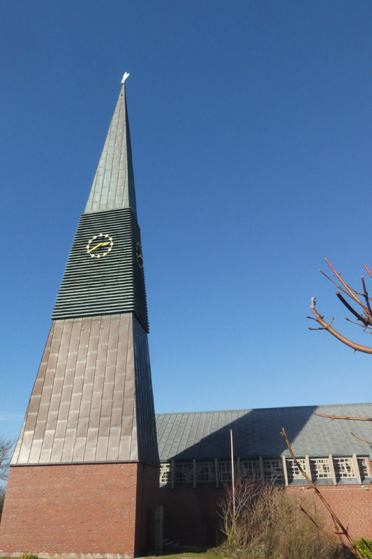 Blick von S&uuml;den auf das Kirchenschiff und Glockenturm der St.-Nikolai-Kirche auf Helgoland.