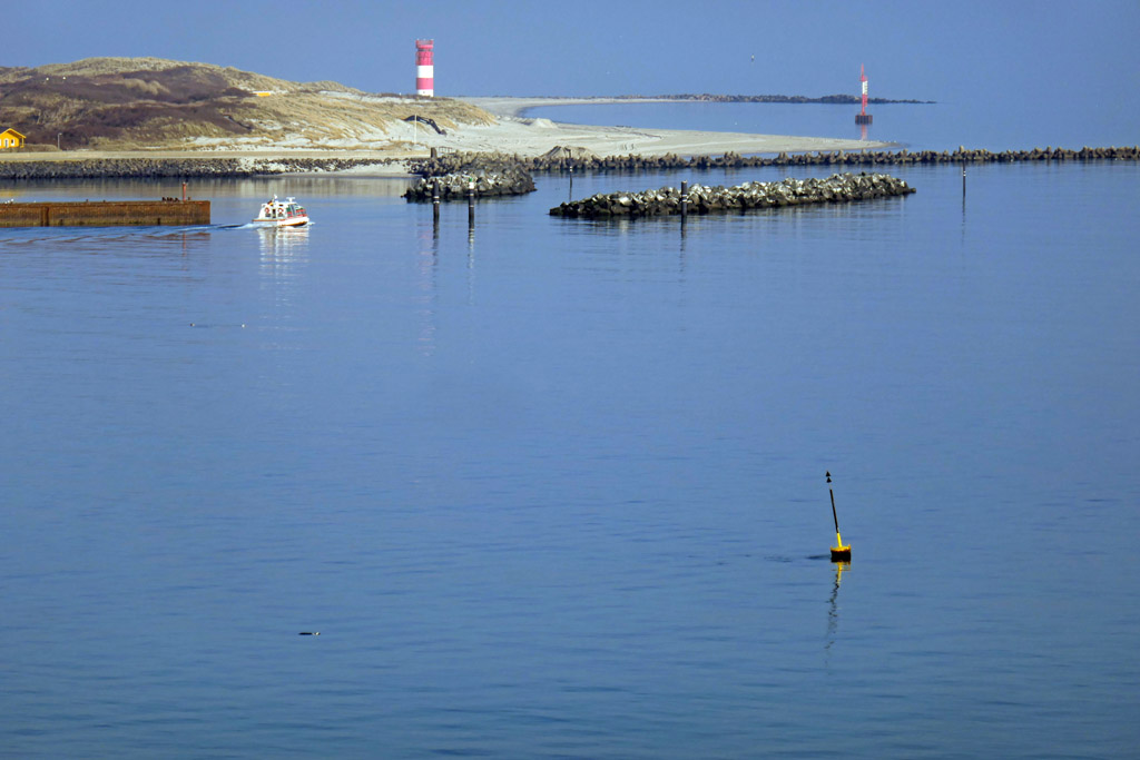 Zwischen Helgoland und D&uuml;ne ist bei Windst&auml;rke null spiegelglatte See..
