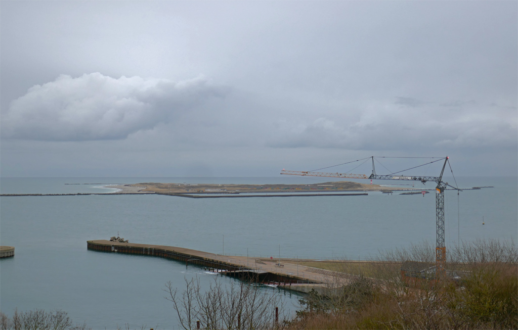 Ein Baukran an der Baustelle Aquarium auf Helgoland.