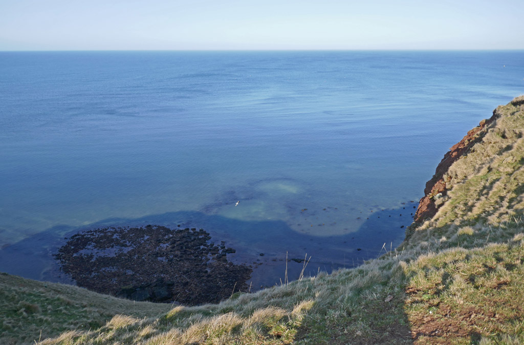 Bei Niedrigwasser sind an einer Stelle an der Nordseite Helgolands Bomebntrichter unter Wasser zu erkennen.