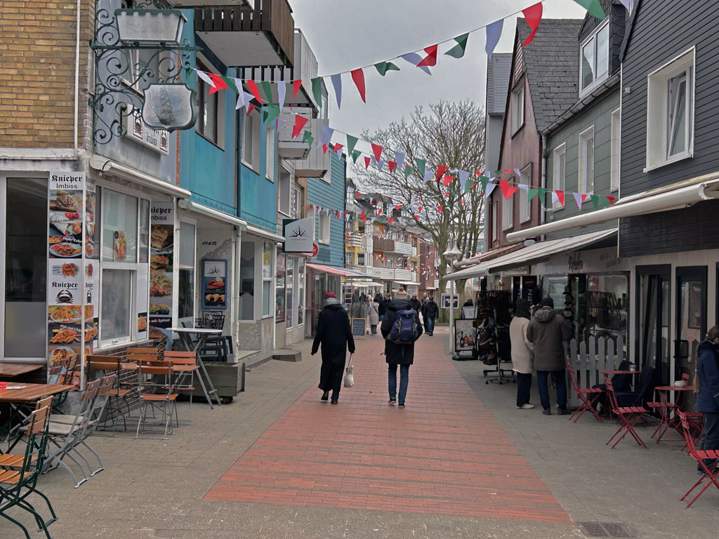 Der Lung Wai auf  Helgoland vom Fahrstuhl im Unterland aus gesehen.