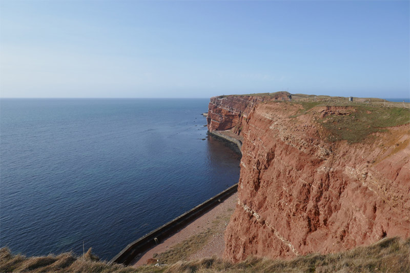 Das Meer an Helgolands Westseite bei nahezu Windstille.