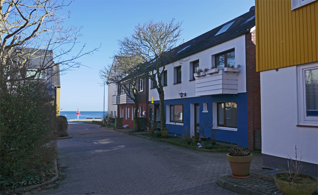 Die Stra&szlig;e Om Wass auf Helgoland mit dem Haus Nummer 118 in der Bildmitte.