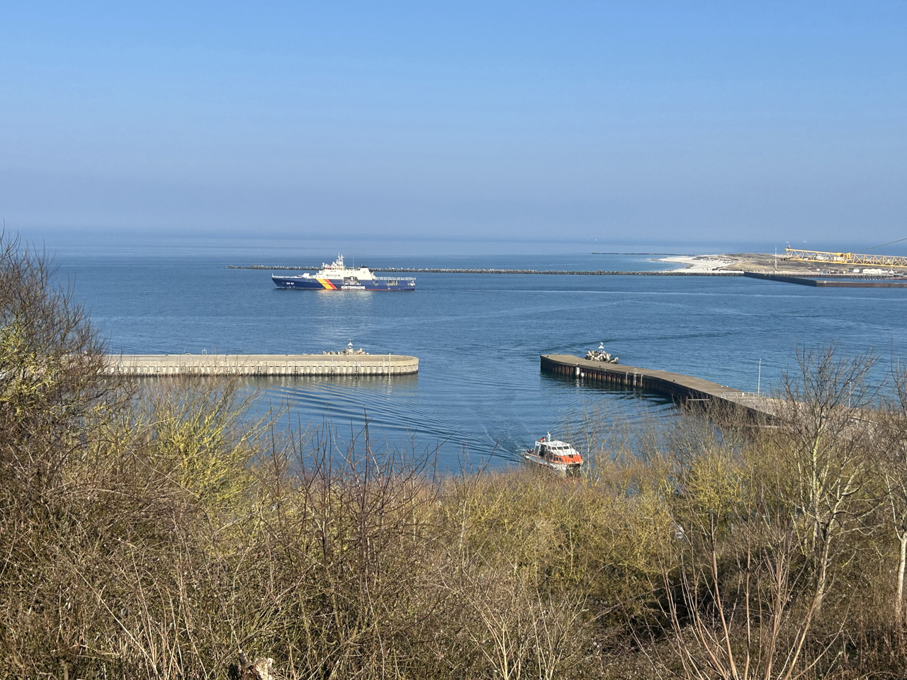 Das Bundespolizeischiff Potsdam zwischen Helgoland und D&uuml;ne.