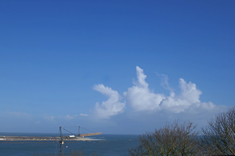 Osterhasenwolken &uuml;ber der D&uuml;ne von Helgoland aus gesehen.