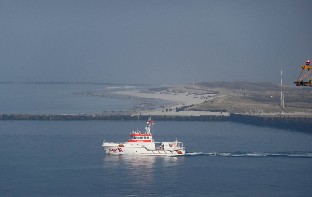 Seenotrettungskreuzer Nis Randers der Deutschen Gesellschaft zur Rettung Schiffbr&uuml;chiger zwischen D&uuml;ne und Helgoland.