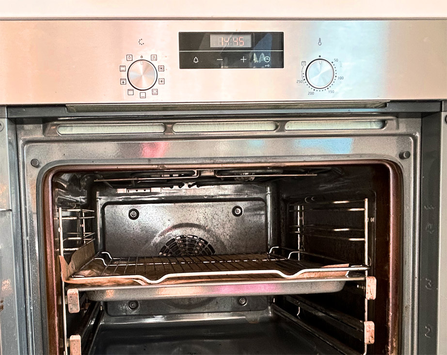 Frontansicht eines Backofens mit Digital-Uhr.