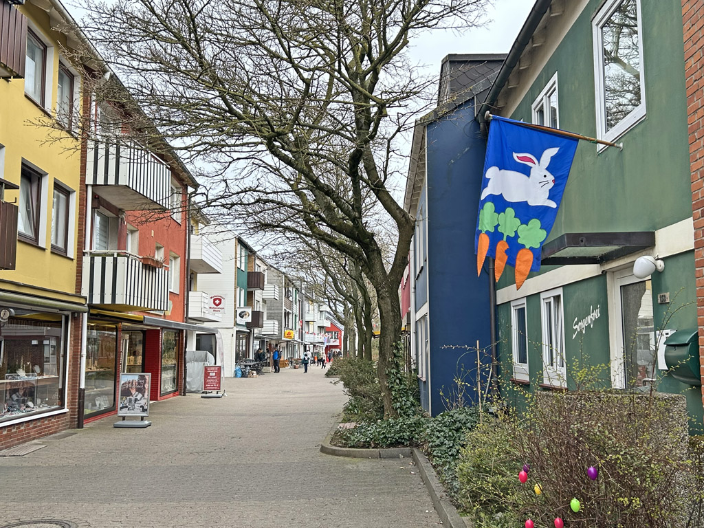 In der J.A.Siemensterrasse ist an einem Haus eine Flagge mit einem Hasen und drei M&ouml;hren gesetzt.