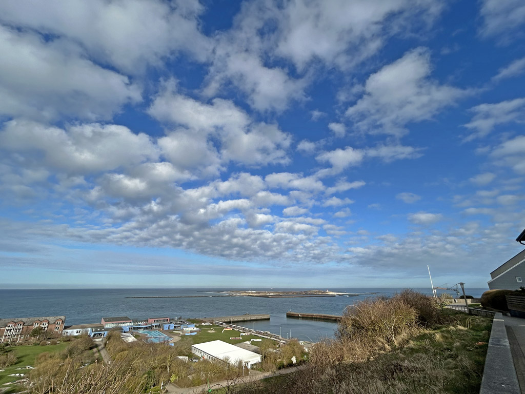 IDas Schwimmbad am Nordosthafen auf Helgoland und der Blick &uuml;bers Meer hin&uuml;ber zur D&uuml;ne und weiter bis zum Horizont.